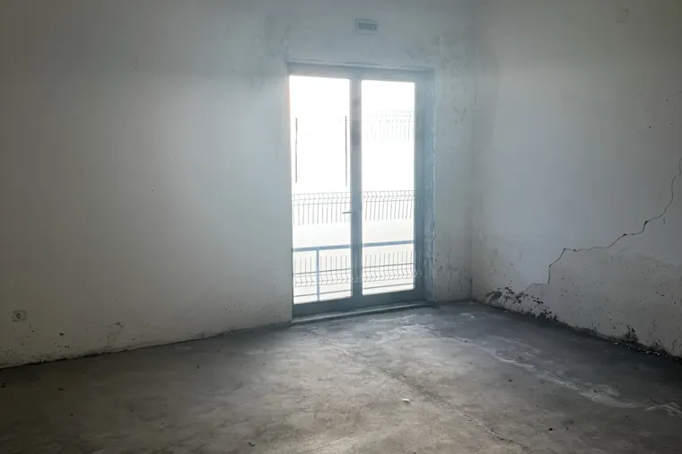 Interior do armazém em tosco, com betão à vista