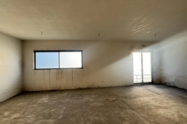 Espaço amplo do armazém antes da obra
