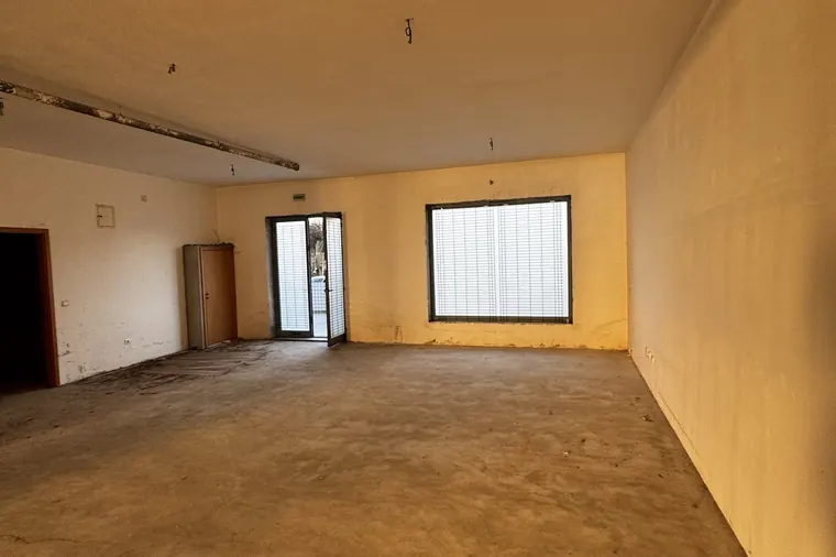 Nave do armazém com paredes por rebocar